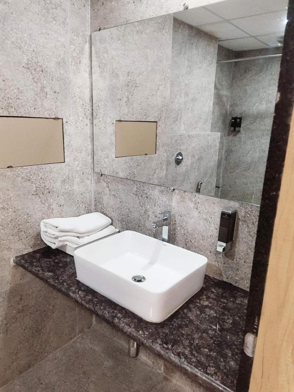 Hotel Grace Galaxy Mumbai Bagian luar foto